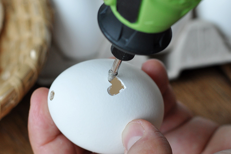Vajíčka s něžnou výšivkou: Detaily vyvrtá modelářská bruska